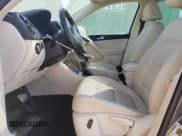 ✅ 2013 Volkswagen Tiguan SE • VIN: WVGAV7AX7DW018388 • Lot: 56188045. Wystawiony na Copart z przebiegiem 98 066 mil. Bezpłatny archiwum sprzedaży aukcyjnych z USA i szczegółowy raport historii pojazdu na DreamBid. Zdjęcie 7.