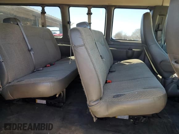 ✅ 2018 Chevrolet Express Passenger LT • VIN: 1GAZGPFG1J1320173 • Lot: 45585895. Wystawiony na Copart z przebiegiem 202 040 mil. Bezpłatny archiwum sprzedaży aukcyjnych z USA i szczegółowy raport historii pojazdu na DreamBid. Zdjęcie 11.