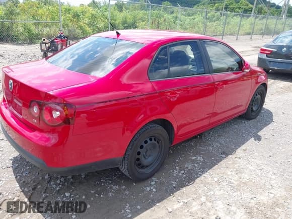 ✅ 2010 Volkswagen Jetta S • VIN: 3VWJZ7AJXAM030791 • Лот: 42759707. Опубликован ранее на IAAI с пробегом 111 475 миль. Бесплатный доступ к архиву аукционных продаж из США и подробный отчёт об истории автомобиля на DreamBid. Изображение 4.