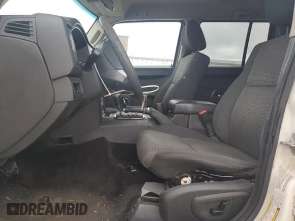 ✅ 2010 Jeep Commander Sport • VIN: 1J4RG4GK9AC130290 • Лот: 85206625. Опубликован ранее на Copart с пробегом 190 796 миль. Бесплатный доступ к архиву аукционных продаж из США и подробный отчёт об истории автомобиля на DreamBid. Изображение 7.