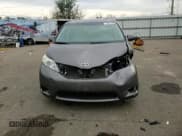 ✅ 2013 Toyota Sienna LE • VIN: 5TDKK3DC0DS351356 • Lot: 90577385. Wystawiony na Copart z przebiegiem 183 215 mil. Bezpłatny archiwum sprzedaży aukcyjnych z USA i szczegółowy raport historii pojazdu na DreamBid. Zdjęcie 15.