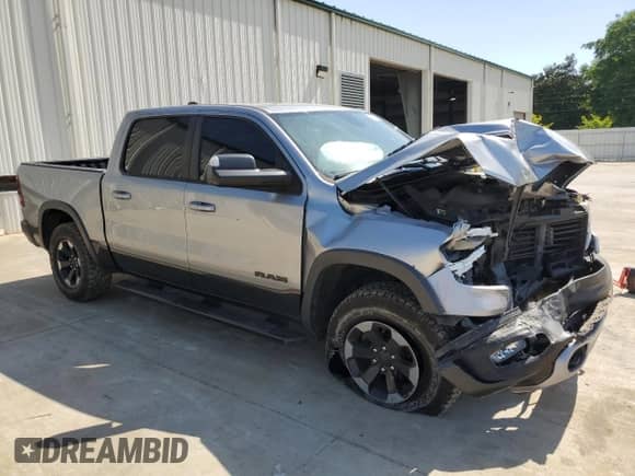 2020 Ram 1500 Rebel z VIN 1C6RRELT0LN303553, wystawiony jako Copart lot #53488355 z przebiegiem 110 673 mil mil oraz Szkoda całkowita • Salvage title. Historia ofert i sprzedaży dostępna na DreamBid. Obrazek 4.