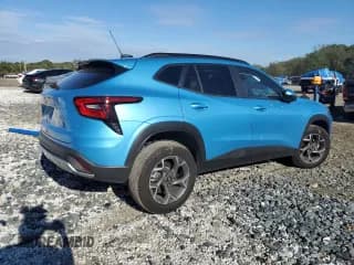 ✅ 2025 Chevrolet Trax LT • VIN: KL77LHEP2SC131035 • Лот: 82553245. Опубликован ранее на Copart с пробегом 8 036 миль. Бесплатный доступ к архиву аукционных продаж из США и подробный отчёт об истории автомобиля на DreamBid. Изображение 3.