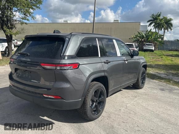 ✅ 2023 Jeep Grand Cherokee • VIN: 1C4RJHJG7P8726139 • Lot: 67524455. Listed on Copart with 6 mi. Free auction sales archive from the USA and detailed vehicle history report at DreamBid. Image 4.