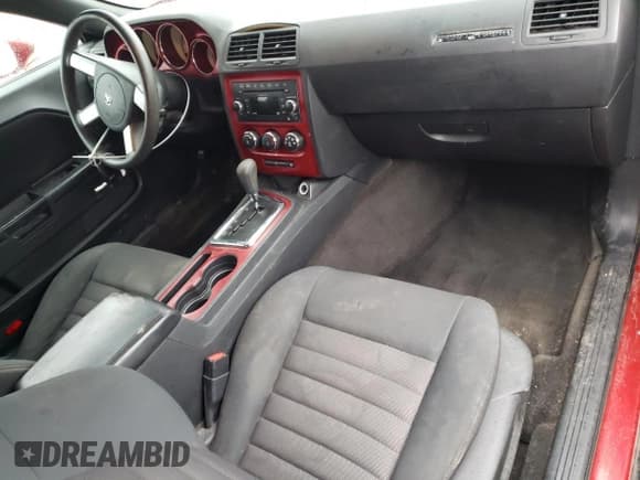 ✅ 2010 Dodge Challenger SE • VIN: 2B3CJ4DV0AH277799 • Lot: 51150915. Wystawiony na Copart z przebiegiem 237 135 mil. Bezpłatny archiwum sprzedaży aukcyjnych z USA i szczegółowy raport historii pojazdu na DreamBid. Zdjęcie 8.