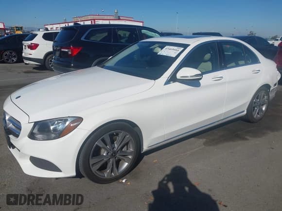 ✅ 2018 Mercedes-Benz C 300 • VIN: 55SWF4JB9JU282205 • Lot: 43469444. Wystawiony na IAAI z przebiegiem 28 820 mil. Bezpłatny archiwum sprzedaży aukcyjnych z USA i szczegółowy raport historii pojazdu na DreamBid. Zdjęcie 2.