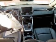 ✅ 2020 Toyota RAV4 XLE Premium • VIN: 2T3C1RFV0LW071796 • Lot: 86325045. Wystawiony na Copart z przebiegiem Nie podano. Bezpłatny archiwum sprzedaży aukcyjnych z USA i szczegółowy raport historii pojazdu na DreamBid. Zdjęcie 8.