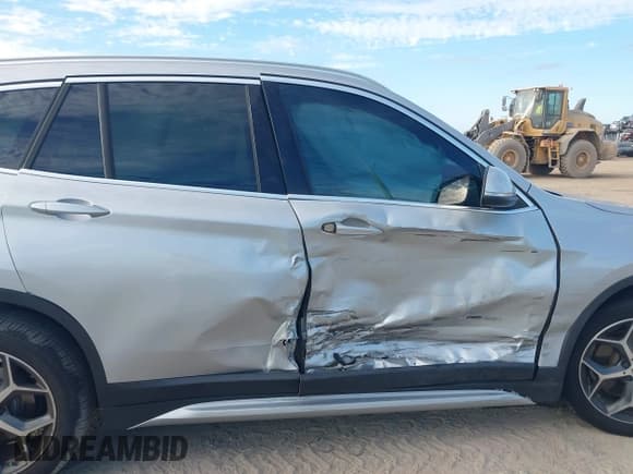 ✅ 2018 BMW X1 xDrive28i • VIN: WBXHT3C36J5K24933 • Lot: 43637019. Wystawiony na IAAI z przebiegiem 60 613 mil. Bezpłatny archiwum sprzedaży aukcyjnych z USA i szczegółowy raport historii pojazdu na DreamBid. Zdjęcie 6.