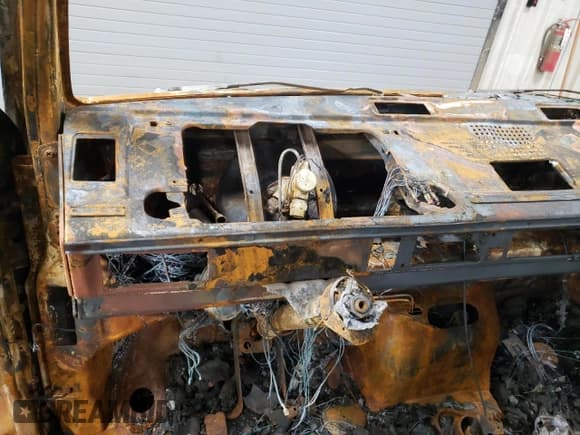 ✅ 1983 Volkswagen Vanagon GL • VIN: WV2ZB025XDH102750 • Lot: 77780184. Wystawiony na Copart z przebiegiem Nie podano. Bezpłatny archiwum sprzedaży aukcyjnych z USA i szczegółowy raport historii pojazdu na DreamBid. Zdjęcie 9.