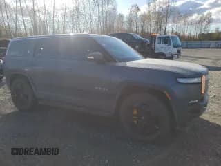 ✅ 2022 Rivian R1S Launch Edition • VIN: 7PDSGABL1NN000514 • Lot: 77444184. Wystawiony na Copart z przebiegiem 29 490 mil. Bezpłatny archiwum sprzedaży aukcyjnych z USA i szczegółowy raport historii pojazdu na DreamBid. Zdjęcie 4.