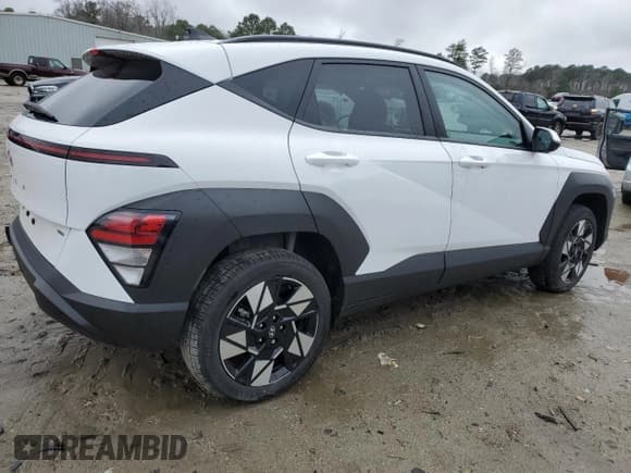 ✅ 2024 Hyundai Kona SEL • VIN: KM8HCCAB8RU070939 • Лот: 43383435. Опубликован ранее на Copart с пробегом 5 120 миль. Бесплатный доступ к архиву аукционных продаж из США и подробный отчёт об истории автомобиля на DreamBid. Изображение 3.
