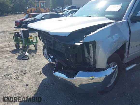 2018 Chevrolet Silverado 1500 LT z VIN 1GCRCREH0JZ287029, wystawiony jako IAAI lot #43252285 z przebiegiem 154 918 mil mil oraz . Historia ofert i sprzedaży dostępna na DreamBid. Obrazek 6.