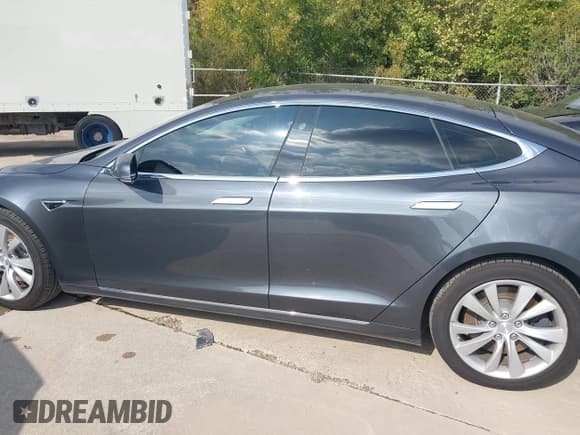 ✅ 2017 Tesla Model S 60 • VIN: 5YJSA1E14HF195384 • Lot: 43536410. Wystawiony na IAAI z przebiegiem 52 106 mil. Bezpłatny archiwum sprzedaży aukcyjnych z USA i szczegółowy raport historii pojazdu na DreamBid. Zdjęcie 14.