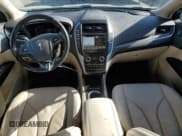 ✅ 2017 Lincoln MKC Reserve • VIN: 5LMCJ3D95HUL34591 • Lot: 82528685. Wystawiony na Copart z przebiegiem 116 919 mil. Bezpłatny archiwum sprzedaży aukcyjnych z USA i szczegółowy raport historii pojazdu na DreamBid. Zdjęcie 8.