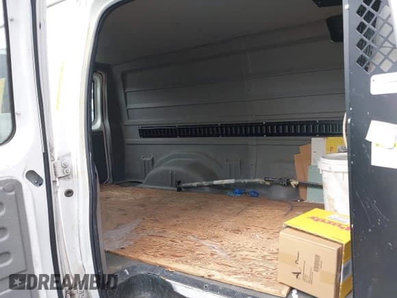 ✅ 2011 Ford Econoline Cargo Commercial • VIN: 1FTSE3EL2BDA62140 • Lot: 43217715. Wystawiony na IAAI z przebiegiem 86 023 mil. Bezpłatny archiwum sprzedaży aukcyjnych z USA i szczegółowy raport historii pojazdu na DreamBid. Zdjęcie 8.