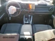 ✅ 2024 Chevrolet Colorado 4WD Trail Boss • VIN: 1GCPTEEK6R1309329 • Лот: 91649975. Опубликован ранее на Copart с пробегом Не указан. Бесплатный доступ к архиву аукционных продаж из США и подробный отчёт об истории автомобиля на DreamBid. Изображение 8.