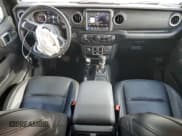 ✅ 2023 Jeep Wrangler Sahara • VIN: 1C4HJXEG7PW520699 • Lot: 58273215. Wystawiony na Copart z przebiegiem 37 343 mil. Bezpłatny archiwum sprzedaży aukcyjnych z USA i szczegółowy raport historii pojazdu na DreamBid. Zdjęcie 8.