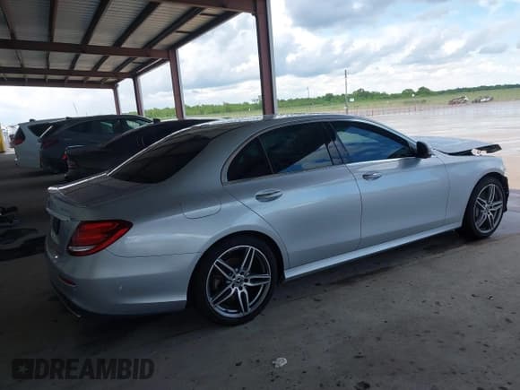 ✅ 2019 Mercedes-Benz E 300 • VIN: WDDZF4JB1KA594002 • Lot: 42622809. Wystawiony na IAAI z przebiegiem 64 500 mil. Bezpłatny archiwum sprzedaży aukcyjnych z USA i szczegółowy raport historii pojazdu na DreamBid. Zdjęcie 4.