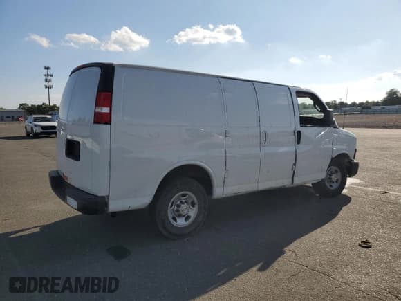 ✅ 2022 Chevrolet Express Cargo • VIN: 1GCWGAF72N1142965 • Lot: 81623555. Wystawiony na Copart z przebiegiem 49 782 mil. Bezpłatny archiwum sprzedaży aukcyjnych z USA i szczegółowy raport historii pojazdu na DreamBid. Zdjęcie 3.