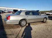 ✅ 2004 Lincoln Town Car Signature • VIN: 1LNHM81W34Y652204 • Lot: 89894065. Wystawiony na Copart z przebiegiem 252 871 mil. Bezpłatny archiwum sprzedaży aukcyjnych z USA i szczegółowy raport historii pojazdu na DreamBid. Zdjęcie 3.