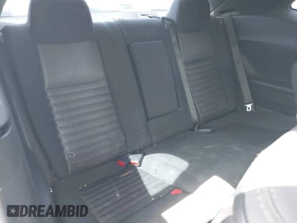 2014 Dodge Challenger SXT 100th Anniversary z VIN 2C3CDYAGXEH298415, wystawiony jako IAAI lot #42133602 z przebiegiem 126 523 mil mil oraz . Historia ofert i sprzedaży dostępna na DreamBid. Obrazek 8.