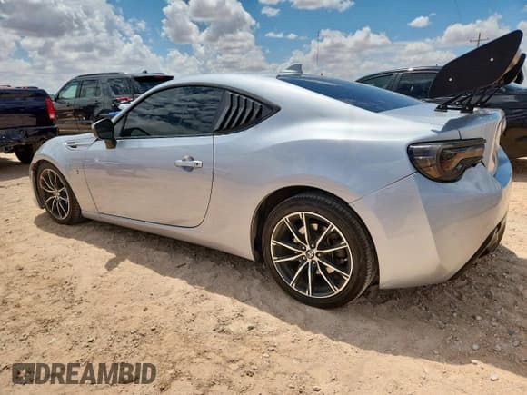 ✅ 2020 Toyota 86 • VIN: JF1ZNAA19L8754063 • Lot: 62195505. Wystawiony na Copart z przebiegiem 68 581 mil. Bezpłatny archiwum sprzedaży aukcyjnych z USA i szczegółowy raport historii pojazdu na DreamBid. Zdjęcie 2.