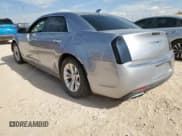 ✅ 2015 Chrysler 300 Limited • VIN: 2C3CCAAG4FH930336 • Lot: 80517205. Wystawiony na Copart z przebiegiem 70 232 mil. Bezpłatny archiwum sprzedaży aukcyjnych z USA i szczegółowy raport historii pojazdu na DreamBid. Zdjęcie 2.