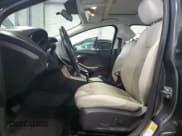 ✅ 2017 Ford Focus Titanium • VIN: 1FADP3J25HL272056 • Lot: 81080585. Wystawiony na Copart z przebiegiem 77 232 mil. Bezpłatny archiwum sprzedaży aukcyjnych z USA i szczegółowy raport historii pojazdu na DreamBid. Zdjęcie 7.