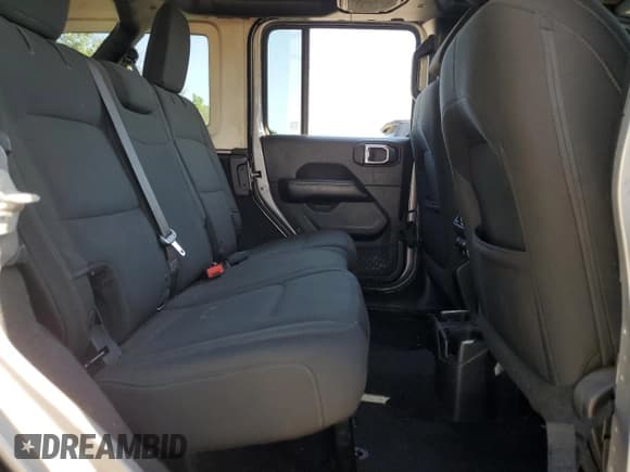 ✅ 2018 Jeep Wrangler Unlimited Sahara • VIN: 1C4HJXEG4JW175414 • Лот: 61767045. Опубликован ранее на Copart с пробегом 108 902 миль. Бесплатный доступ к архиву аукционных продаж из США и подробный отчёт об истории автомобиля на DreamBid. Изображение 11.