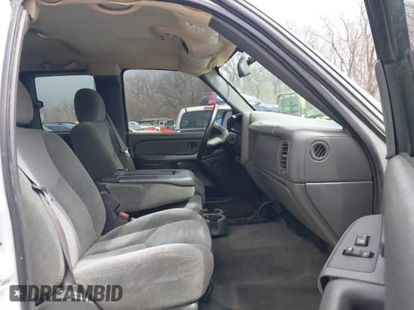 2004 Chevrolet Silverado 1500 with VIN 2GCEK19T541307676, listed as a IAAI auction lot 41864501 with 220,593 mi miles and . Bid and sale history available at DreamBid. Image 5.