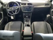 ✅ 2023 Volkswagen Tiguan SE • VIN: 3VVMB7AX6PM034582 • Lot: 81327125. Wystawiony na Copart z przebiegiem 22 563 mil. Bezpłatny archiwum sprzedaży aukcyjnych z USA i szczegółowy raport historii pojazdu na DreamBid. Zdjęcie 8.