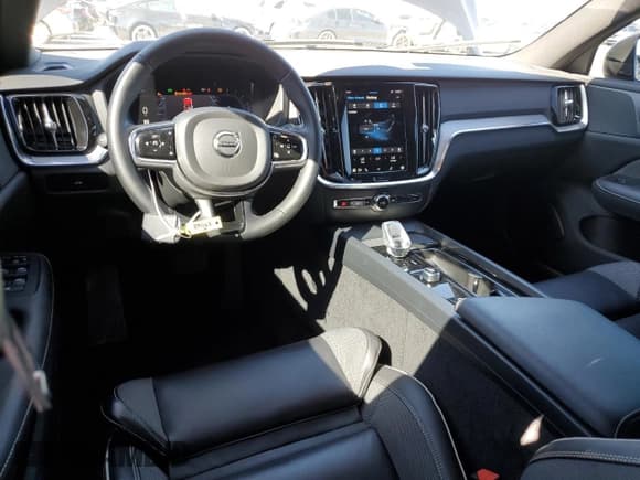 ✅ 2024 Volvo S60 Plus Black Edition • VIN: 7JRL12TH7RG297068 • Lot: 86850815. Wystawiony na Copart z przebiegiem 19 726 mil. Bezpłatny archiwum sprzedaży aukcyjnych z USA i szczegółowy raport historii pojazdu na DreamBid. Zdjęcie 8.