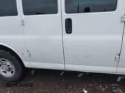 ✅ 2020 Chevrolet Express Passenger • VIN: 1GAWGEFP0L1259618 • Lot: 43414883. Wystawiony na IAAI z przebiegiem 12 061 mil. Bezpłatny archiwum sprzedaży aukcyjnych z USA i szczegółowy raport historii pojazdu na DreamBid. Zdjęcie 18.