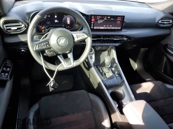 2024 Dodge Hornet GT z VIN ZACNDFAN1R3A15807, wystawiony jako Copart lot #49221725 z przebiegiem 27 453 mil mil oraz Szkoda całkowita • Salvage title. Historia ofert i sprzedaży dostępna na DreamBid. Obrazek 8.