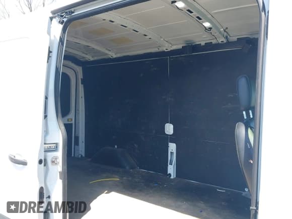 ✅ 2024 Ford Transit Cargo • VIN: 1FTBR1C84RKA39388 • Lot: 42069825. Wystawiony na IAAI z przebiegiem 20 851 mil. Bezpłatny archiwum sprzedaży aukcyjnych z USA i szczegółowy raport historii pojazdu na DreamBid. Zdjęcie 8.