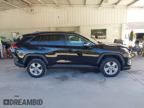 ✅ 2023 Toyota RAV4 XLE • VIN: 2T3W1RFVXPC223877 • Lot: 43565692. Wystawiony na IAAI z przebiegiem 35 435 mil. Bezpłatny archiwum sprzedaży aukcyjnych z USA i szczegółowy raport historii pojazdu na DreamBid. Zdjęcie 13.