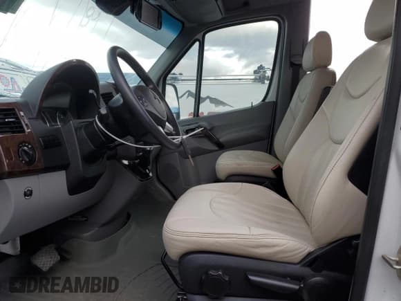 ✅ 2014 Mercedes-Benz Sprinter • VIN: WD3PF4CD0E5921108 • Лот: 47851115. Опубликован ранее на Copart с пробегом 49 085 миль. Бесплатный доступ к архиву аукционных продаж из США и подробный отчёт об истории автомобиля на DreamBid. Изображение 7.