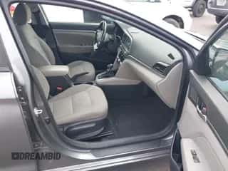 2019 Hyundai Elantra SEL z VIN 5NPD84LF8KH460241, wystawiony jako IAAI lot #43429850 z przebiegiem 99 258 mil mil oraz . Historia ofert i sprzedaży dostępna na DreamBid. Obrazek 5.