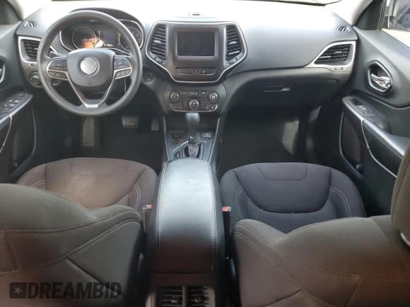 ✅ 2021 Jeep Cherokee Latitude • VIN: 1C4PJLCB8MD107063 • Lot: 60847615. Wystawiony na Copart z przebiegiem 102 506 mil. Bezpłatny archiwum sprzedaży aukcyjnych z USA i szczegółowy raport historii pojazdu na DreamBid. Zdjęcie 8.