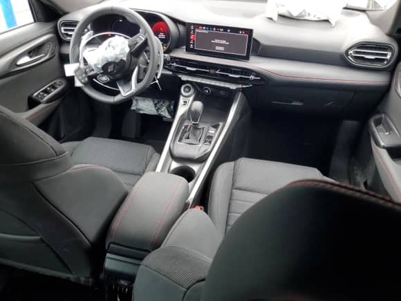 2024 Dodge Hornet R/T z VIN ZACPDFCW5R3A26937, wystawiony jako Copart lot #55955115 z przebiegiem 20 560 mil mil oraz Szkoda całkowita • Salvage title. Historia ofert i sprzedaży dostępna na DreamBid. Obrazek 8.