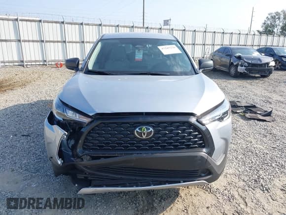 ✅ 2025 Toyota Corolla Cross L • VIN: 7MUAAAAG2SV131956 • Lot: 43245230. Wystawiony na IAAI z przebiegiem 7 024 mil. Bezpłatny archiwum sprzedaży aukcyjnych z USA i szczegółowy raport historii pojazdu na DreamBid. Zdjęcie 12.