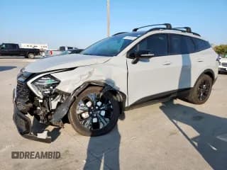 ✅ 2025 Kia Sportage X-Line • VIN: 5XYK6CDF5SG304980 • Лот: 93097635. Опубликован ранее на Copart с пробегом 2 668 миль. Бесплатный доступ к архиву аукционных продаж из США и подробный отчёт об истории автомобиля на DreamBid. Изображение 1.