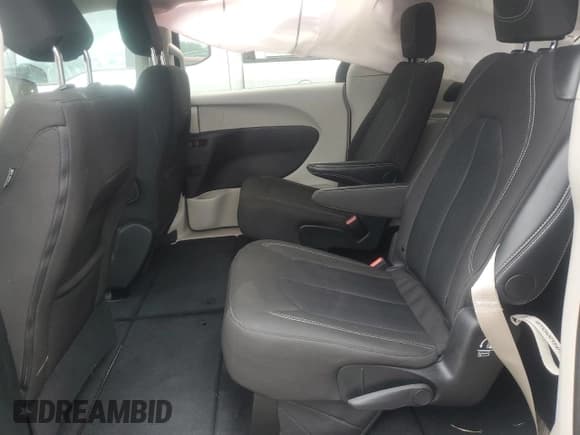 ✅ 2024 Chrysler Voyager LX • VIN: 2C4RC1CG6RR101382 • Lot: 67633914. Wystawiony na Copart z przebiegiem 25 834 mil. Bezpłatny archiwum sprzedaży aukcyjnych z USA i szczegółowy raport historii pojazdu na DreamBid. Zdjęcie 11.