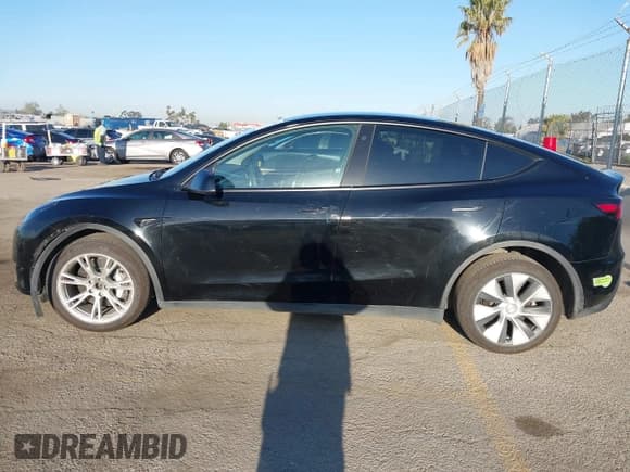 ✅ 2023 Tesla Model Y Long Range • VIN: 7SAYGAEEXPF673871 • Lot: 41980174. Wystawiony na IAAI z przebiegiem 45 870 mil. Bezpłatny archiwum sprzedaży aukcyjnych z USA i szczegółowy raport historii pojazdu na DreamBid. Zdjęcie 14.