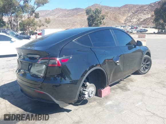 ✅ 2025 Tesla Model Y Long Range • VIN: 7SAYGDED5SF248415 • Лот: 43464829. Опубликован ранее на IAAI с пробегом 18 306 миль. Бесплатный доступ к архиву аукционных продаж из США и подробный отчёт об истории автомобиля на DreamBid. Изображение 4.