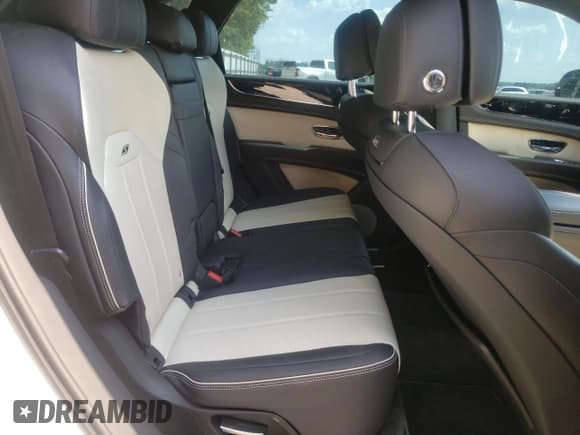 ✅ 2022 Bentley Bentayga V8 • VIN: SJAAM2ZV5NC012011 • Лот: 58008944. Опубликован ранее на Copart с пробегом 18 036 миль. Бесплатный доступ к архиву аукционных продаж из США и подробный отчёт об истории автомобиля на DreamBid. Изображение 11.