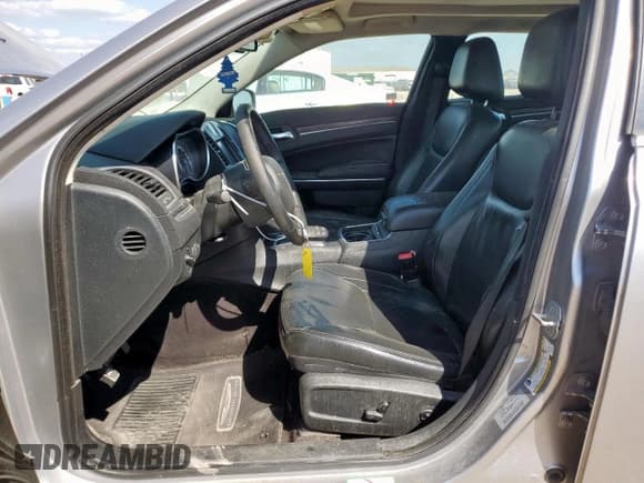 ✅ 2016 Chrysler 300 Touring • VIN: 2C3CCAAG2GH348950 • Lot: 86318445. Wystawiony na Copart z przebiegiem 239 219 mil. Bezpłatny archiwum sprzedaży aukcyjnych z USA i szczegółowy raport historii pojazdu na DreamBid. Zdjęcie 7.