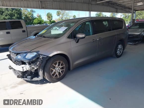 ✅ 2017 Chrysler Pacifica Touring • VIN: 2C4RC1DG2HR552256 • Lot: 43579932. Wystawiony na IAAI z przebiegiem 98 483 mil. Bezpłatny archiwum sprzedaży aukcyjnych z USA i szczegółowy raport historii pojazdu na DreamBid. Zdjęcie 18.