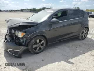2015 Chevrolet Sonic RS z VIN 1G1JG6SB5F4148799, wystawiony jako Copart lot #55062655 z przebiegiem 89 564 mil mil oraz Szkoda całkowita • Salvage title. Historia ofert i sprzedaży dostępna na DreamBid. Obrazek 1.