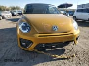 ✅ 2018 Volkswagen Beetle Dune • VIN: 3VWSD7AT6JM703211 • Lot: 70434054. Wystawiony na Copart z przebiegiem Nie podano. Bezpłatny archiwum sprzedaży aukcyjnych z USA i szczegółowy raport historii pojazdu na DreamBid. Zdjęcie 5.